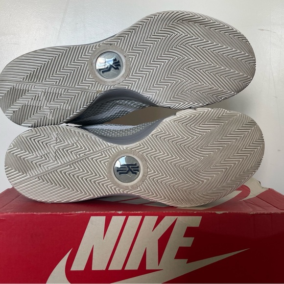 Nike Kyrie 1 Wolf Grey men’s size 10, basketball shoe - Picture 6 of 7